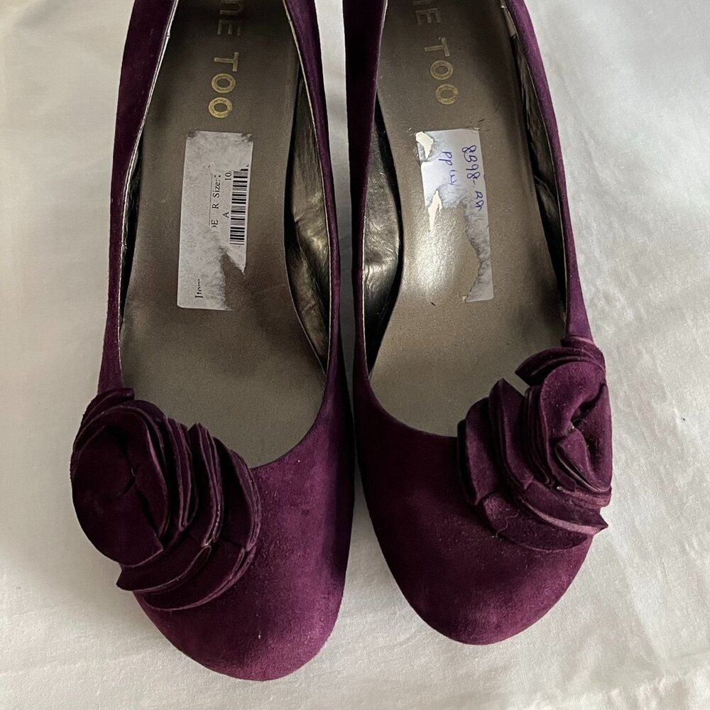 Me Too Purple suede-style wedge pumps with purple flower accent - 10M